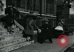 Standbild Frauen Wäsche waschen London England, 1930, aus Sekunde 46 historischem Filmmaterial Videoclip 65675035100