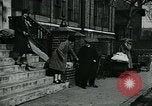 Standbild Frauen Wäsche waschen London England, 1930, aus Sekunde 47 historischem Filmmaterial Videoclip 65675035100