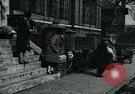 Standbild Frauen Wäsche waschen London England, 1930, aus Sekunde 48 historischem Filmmaterial Videoclip 65675035100