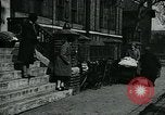 Standbild Frauen Wäsche waschen London England, 1930, aus Sekunde 49 historischem Filmmaterial Videoclip 65675035100