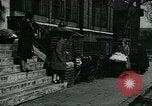Standbild Frauen Wäsche waschen London England, 1930, aus Sekunde 50 historischem Filmmaterial Videoclip 65675035100