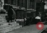 Standbild Frauen Wäsche waschen London England, 1930, aus Sekunde 52 historischem Filmmaterial Videoclip 65675035100