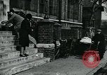 Standbild Frauen Wäsche waschen London England, 1930, aus Sekunde 53 historischem Filmmaterial Videoclip 65675035100