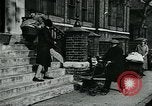 Standbild Frauen Wäsche waschen London England, 1930, aus Sekunde 54 historischem Filmmaterial Videoclip 65675035100
