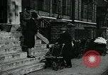 Standbild Frauen Wäsche waschen London England, 1930, aus Sekunde 55 historischem Filmmaterial Videoclip 65675035100