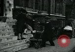 Standbild Frauen Wäsche waschen London England, 1930, aus Sekunde 56 historischem Filmmaterial Videoclip 65675035100