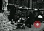 Standbild Frauen Wäsche waschen London England, 1930, aus Sekunde 57 historischem Filmmaterial Videoclip 65675035100