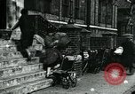 Standbild Frauen Wäsche waschen London England, 1930, aus Sekunde 58 historischem Filmmaterial Videoclip 65675035100
