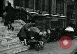Standbild Frauen Wäsche waschen London England, 1930, aus Sekunde 59 historischem Filmmaterial Videoclip 65675035100