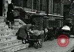 Standbild Frauen Wäsche waschen London England, 1930, aus Sekunde 60 historischem Filmmaterial Videoclip 65675035100