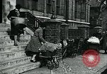 Standbild Frauen Wäsche waschen London England, 1930, aus Sekunde 61 historischem Filmmaterial Videoclip 65675035100