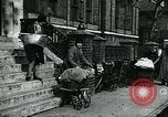 Standbild Frauen Wäsche waschen London England, 1930, aus Sekunde 62 historischem Filmmaterial Videoclip 65675035100