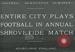 Standbild Shrovetide übereinstimmen Ashbourne England, 1930, aus Sekunde 1 historischem Filmmaterial Videoclip 65675035105