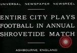 Standbild Shrovetide übereinstimmen Ashbourne England, 1930, aus Sekunde 10 historischem Filmmaterial Videoclip 65675035105