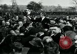 Standbild Shrovetide übereinstimmen Ashbourne England, 1930, aus Sekunde 11 historischem Filmmaterial Videoclip 65675035105