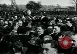 Standbild Shrovetide übereinstimmen Ashbourne England, 1930, aus Sekunde 12 historischem Filmmaterial Videoclip 65675035105