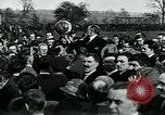 Standbild Shrovetide übereinstimmen Ashbourne England, 1930, aus Sekunde 13 historischem Filmmaterial Videoclip 65675035105