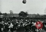 Standbild Shrovetide übereinstimmen Ashbourne England, 1930, aus Sekunde 14 historischem Filmmaterial Videoclip 65675035105