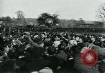 Standbild Shrovetide übereinstimmen Ashbourne England, 1930, aus Sekunde 15 historischem Filmmaterial Videoclip 65675035105
