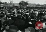 Standbild Shrovetide übereinstimmen Ashbourne England, 1930, aus Sekunde 16 historischem Filmmaterial Videoclip 65675035105
