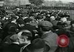 Standbild Shrovetide übereinstimmen Ashbourne England, 1930, aus Sekunde 18 historischem Filmmaterial Videoclip 65675035105