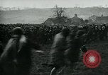 Standbild Shrovetide übereinstimmen Ashbourne England, 1930, aus Sekunde 22 historischem Filmmaterial Videoclip 65675035105