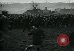 Standbild Shrovetide übereinstimmen Ashbourne England, 1930, aus Sekunde 23 historischem Filmmaterial Videoclip 65675035105
