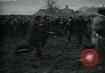 Standbild Shrovetide übereinstimmen Ashbourne England, 1930, aus Sekunde 24 historischem Filmmaterial Videoclip 65675035105