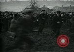 Standbild Shrovetide übereinstimmen Ashbourne England, 1930, aus Sekunde 25 historischem Filmmaterial Videoclip 65675035105