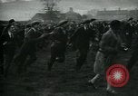 Standbild Shrovetide übereinstimmen Ashbourne England, 1930, aus Sekunde 26 historischem Filmmaterial Videoclip 65675035105