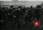 Standbild Shrovetide übereinstimmen Ashbourne England, 1930, aus Sekunde 27 historischem Filmmaterial Videoclip 65675035105