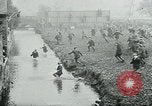 Standbild Shrovetide übereinstimmen Ashbourne England, 1930, aus Sekunde 30 historischem Filmmaterial Videoclip 65675035105