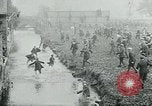 Standbild Shrovetide übereinstimmen Ashbourne England, 1930, aus Sekunde 31 historischem Filmmaterial Videoclip 65675035105