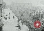 Standbild Shrovetide übereinstimmen Ashbourne England, 1930, aus Sekunde 32 historischem Filmmaterial Videoclip 65675035105