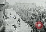 Standbild Shrovetide übereinstimmen Ashbourne England, 1930, aus Sekunde 33 historischem Filmmaterial Videoclip 65675035105
