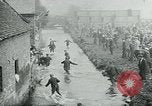 Standbild Shrovetide übereinstimmen Ashbourne England, 1930, aus Sekunde 34 historischem Filmmaterial Videoclip 65675035105