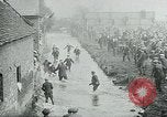 Standbild Shrovetide übereinstimmen Ashbourne England, 1930, aus Sekunde 35 historischem Filmmaterial Videoclip 65675035105
