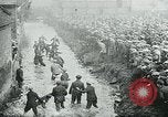 Standbild Shrovetide übereinstimmen Ashbourne England, 1930, aus Sekunde 37 historischem Filmmaterial Videoclip 65675035105