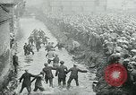 Standbild Shrovetide übereinstimmen Ashbourne England, 1930, aus Sekunde 38 historischem Filmmaterial Videoclip 65675035105