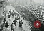 Standbild Shrovetide übereinstimmen Ashbourne England, 1930, aus Sekunde 39 historischem Filmmaterial Videoclip 65675035105