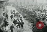 Standbild Shrovetide übereinstimmen Ashbourne England, 1930, aus Sekunde 40 historischem Filmmaterial Videoclip 65675035105