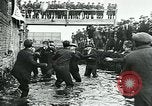 Standbild Shrovetide übereinstimmen Ashbourne England, 1930, aus Sekunde 41 historischem Filmmaterial Videoclip 65675035105