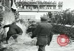 Standbild Shrovetide übereinstimmen Ashbourne England, 1930, aus Sekunde 42 historischem Filmmaterial Videoclip 65675035105