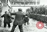 Standbild Shrovetide übereinstimmen Ashbourne England, 1930, aus Sekunde 43 historischem Filmmaterial Videoclip 65675035105