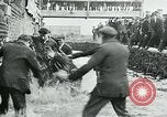 Standbild Shrovetide übereinstimmen Ashbourne England, 1930, aus Sekunde 44 historischem Filmmaterial Videoclip 65675035105