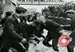 Standbild Shrovetide übereinstimmen Ashbourne England, 1930, aus Sekunde 45 historischem Filmmaterial Videoclip 65675035105