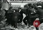 Standbild Shrovetide übereinstimmen Ashbourne England, 1930, aus Sekunde 47 historischem Filmmaterial Videoclip 65675035105