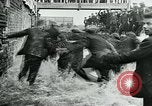 Standbild Shrovetide übereinstimmen Ashbourne England, 1930, aus Sekunde 48 historischem Filmmaterial Videoclip 65675035105