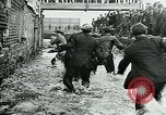 Standbild Shrovetide übereinstimmen Ashbourne England, 1930, aus Sekunde 49 historischem Filmmaterial Videoclip 65675035105