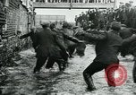 Standbild Shrovetide übereinstimmen Ashbourne England, 1930, aus Sekunde 50 historischem Filmmaterial Videoclip 65675035105
